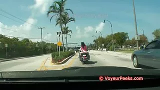 এক চোষা মাথা তার মুখ ...