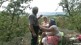ইউকা তাকাগি তার পা প ...